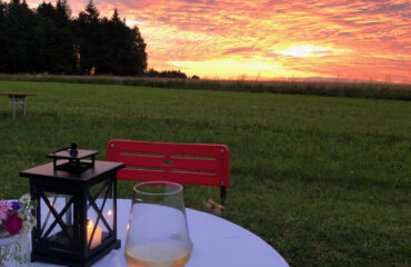 Glas Wein bei Sonnenuntergang